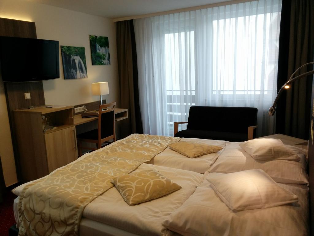 Wellness Hotel Garni Krone Байерсброн Екстериор снимка
